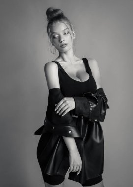 Şık bir sarışının siyah beyaz portresi..