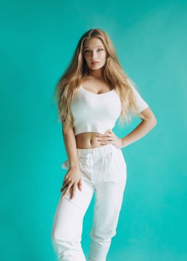 Stüdyoda poz veren takım elbiseli inanılmaz sarışın. Homojen arkaplan.