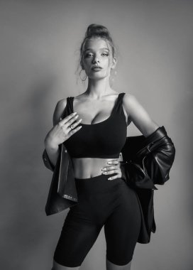 Siyah bluzlu, şortlu, siyah beyaz fotoğraflı güzel bir kız.