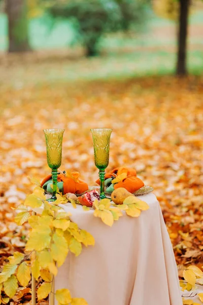 Table Serving Two People Dating Autumn Park — Stock Photo, Image