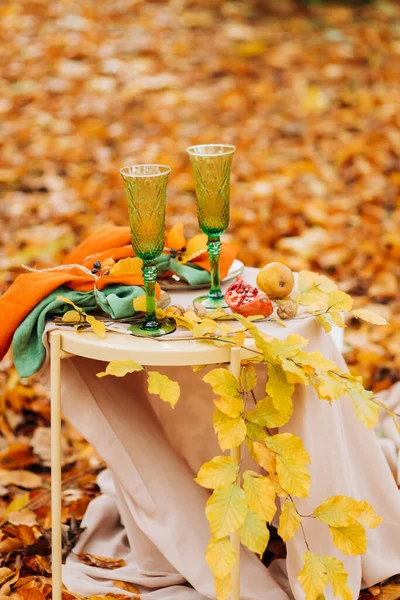 Table Serving Two People Dating Autumn Park — Stock Photo, Image