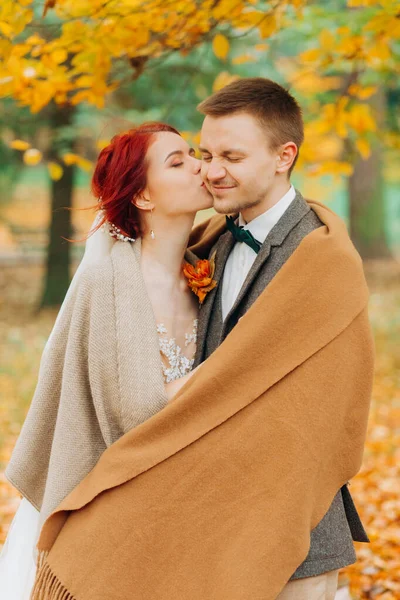 Rudovlasá Nevěsta Líbá Muže Tvář Podzimní Svatba — Stock fotografie