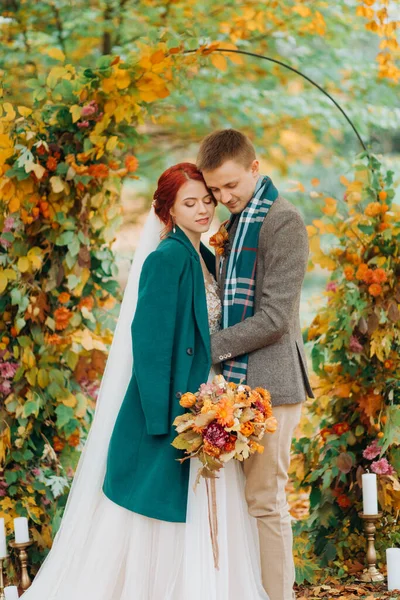 Felizes Recém Casados Perto Arco Seu Dia Casamento Parque Outono — Fotografia de Stock