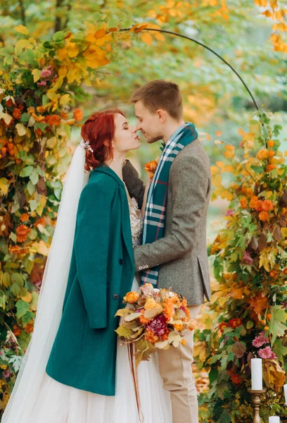 Retrato Una Pareja Joven Cerca Del Arco Boda Pelirroja Chica —  Fotos de Stock