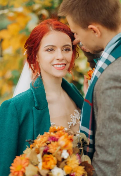 Düğün sırasında şık bir çift. Kızıl saçlı gelin ve güzel bir damat..