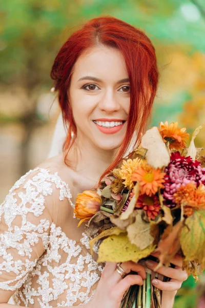 Retrato Una Novia Pelirroja Vestido Blanco Con Ramo Las Manos —  Fotos de Stock