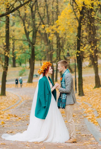 Matrimonio Autunno Una Bella Coppia Che Tiene Mano Guarda Negli — Foto Stock