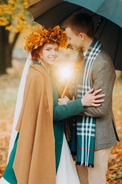 Stylová Zrzavá Nevěsta Objímá Svého Manžela Pod Deštníkem Podzimním Parku — Stock fotografie