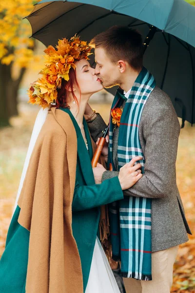 Hermosos Recién Casados Ropa Otoño Con Estilo Besándose Bajo Paraguas —  Fotos de Stock