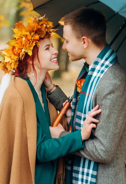 Szép Vörös Hajú Menyasszony Őszi Levelek Koszorújában Nézi Ahogy Vőlegénye — Stock Fotó