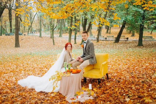 Namoro Recém Casados Parque Outono Uma Mesa Para Dois — Fotografia de Stock