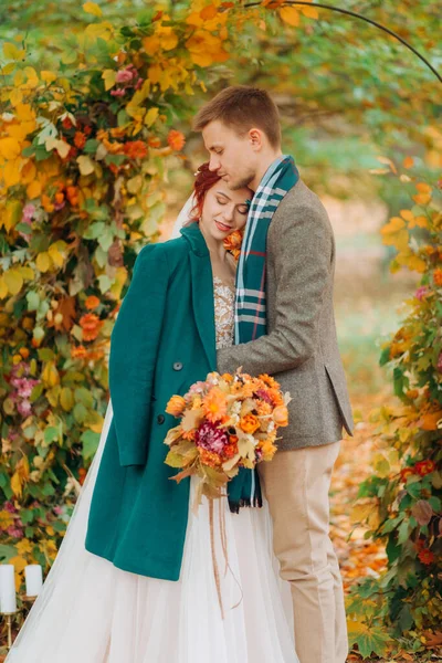 Portrait Jeune Couple Près Arche Mariage Rousse Fille Beau Gars — Photo