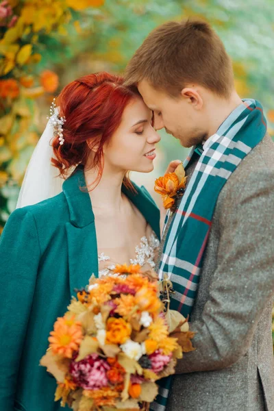 Portrait Jeune Couple Près Arche Mariage Rousse Fille Beau Gars — Photo