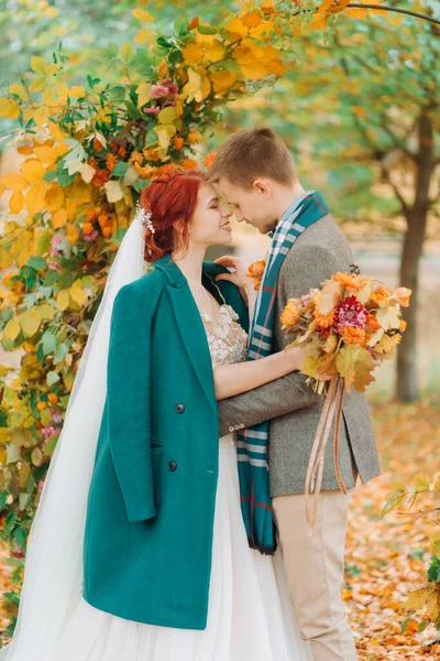 Retrato Jovem Casal Perto Arco Casamento Ruiva Menina Cara Bonito — Fotografia de Stock