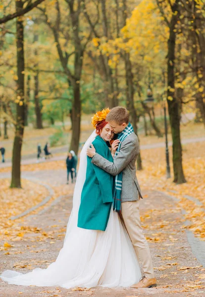 Podzimní Svatba Krásný Pár Objímající Jeden Druhého Stezce Parku — Stock fotografie