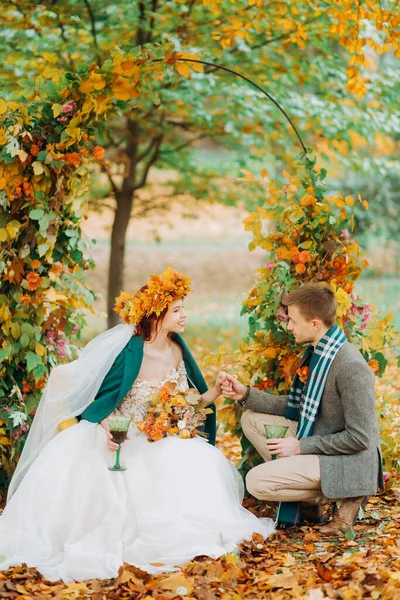 Doux Jeunes Mariés Assis Dans Parc Sous Arche Mariage — Photo