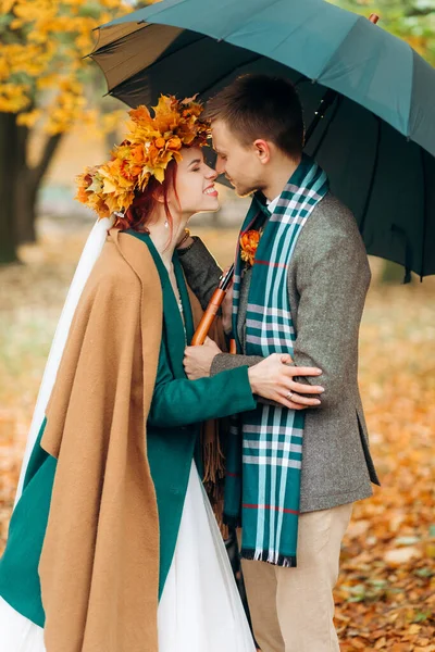 Krásná Rusovlasá Nevěsta Vějíři Podzimních Listů Dotýká Nosu Ženicha — Stock fotografie