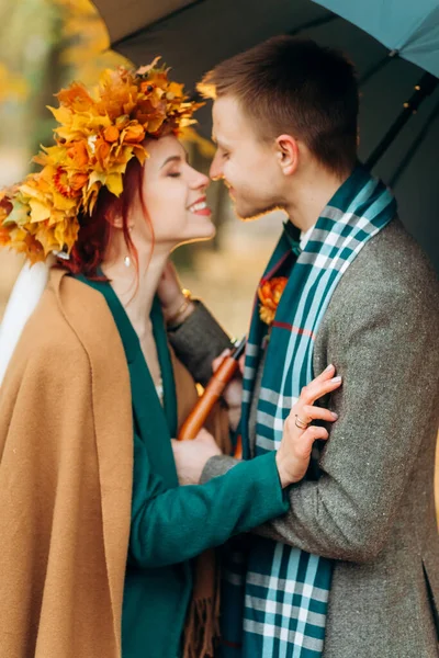 Красиві Молодята Стильному Осінньому Одязі Цілуються Під Парасолькою — стокове фото