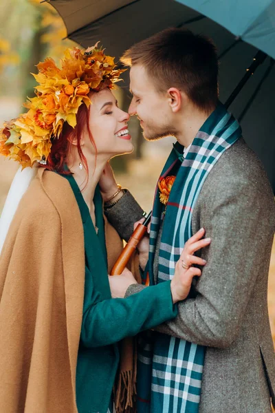 Krásná Rusovlasá Nevěsta Vějíři Podzimních Listů Dotýká Nosu Ženicha — Stock fotografie