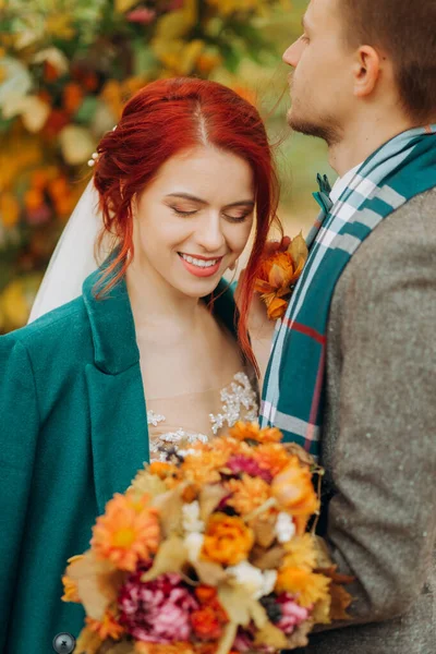Esküvői Szertartás Őszi Parkban Ifjú Házasok Díszes Boltív Mellett Állnak — Stock Fotó