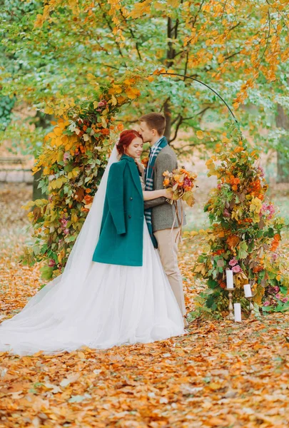 Cerimônia Casamento Parque Outono Recém Casados Perto Arco Decorado — Fotografia de Stock