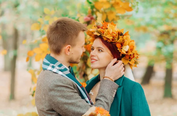Podzimní Svatební Obřad Parku Novomanželé Sebe Dívají — Stock fotografie