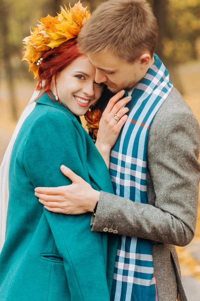 一对年轻貌美的夫妇在温柔的拥抱中的画像 红头发 头戴花环的女孩靠着男朋友 — 图库照片