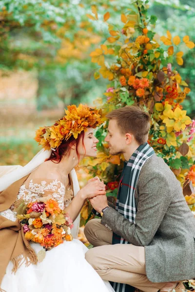 Beaux Jeunes Mariés Assis Dans Parc Sous Arche Mariage Tenant — Photo