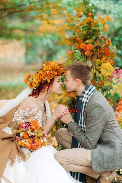 Sposa Sposo Guardando Altro Vicino All Arco Nozze Stile Boho — Foto Stock