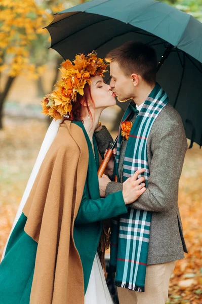 Bellissimi Sposi Eleganti Vestiti Autunnali Baciarsi Sotto Ombrello — Foto Stock