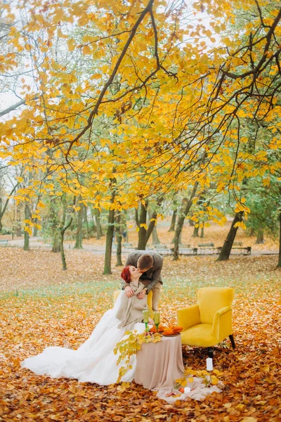 Casamento Parque Outono Piquenique Para Dois Beijo Doce — Fotografia de Stock