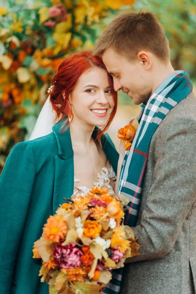 Casal Elegante Durante Cerimônia Casamento Noiva Cabelos Vermelhos Belo Noivo — Fotografia de Stock