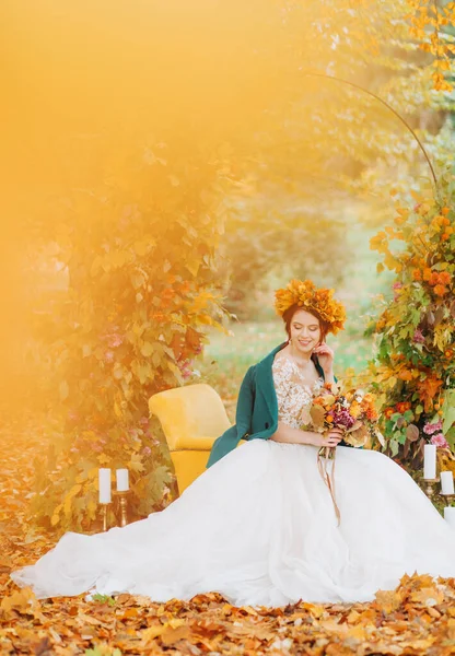 Mariée Dans Une Couronne Automne Assise Sur Une Chaise Longue — Photo