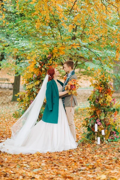 Šťastní Novomanželé Stojící Den Jejich Svatby Oblouku Podzimní Park — Stock fotografie