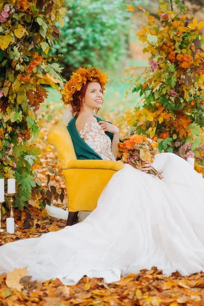 Bruid Een Herfstkrans Zittend Een Gemakkelijke Stoel Het Park — Stockfoto