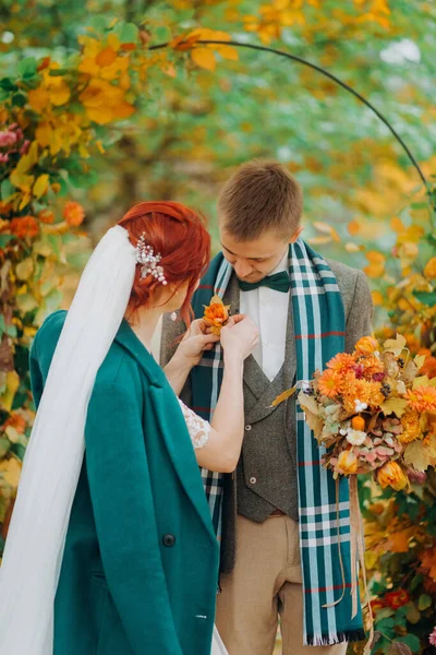 Unga Par Står Nära Bröllopsbågen Den Omtänksamma Bruden Fäster Boutonniere — Stockfoto