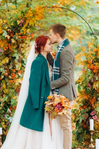 Retrato Jovem Casal Perto Arco Casamento Noivo Carinhoso Beija Noiva — Fotografia de Stock