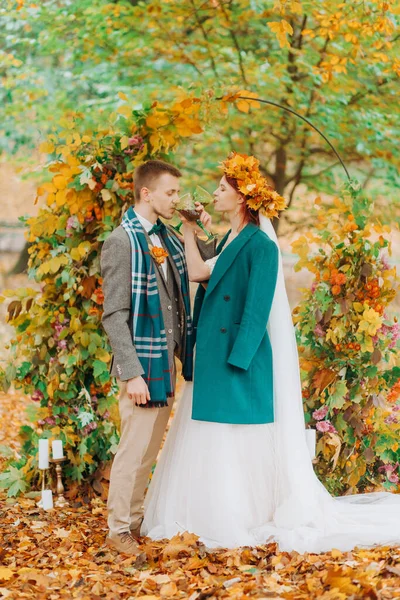 Свадебная Церемония Осеннем Парке Молодожены Стоят Украшенной Арки — стоковое фото