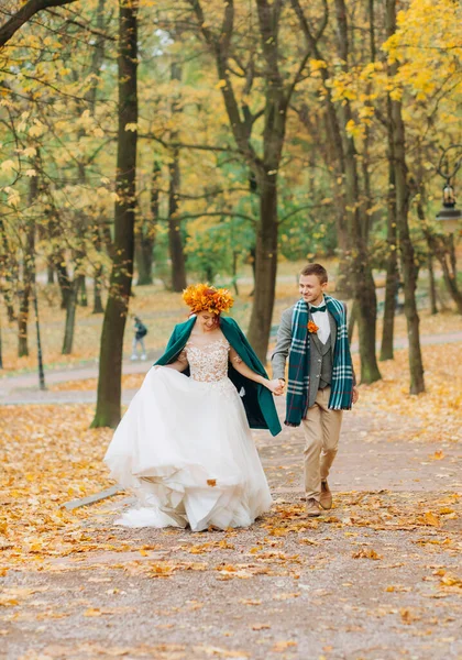 Matrimonio Autunno Passeggiata Giovani Coppie Nel Parco — Foto Stock