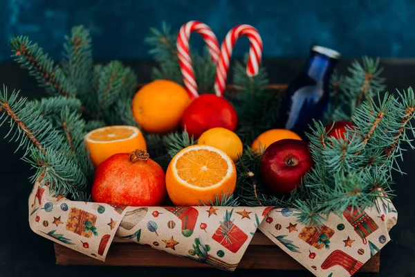 Noel meyveleri ve şekerlerle dolu ahşap kutu