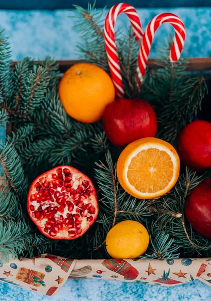 Caixa Madeira Natal Com Frutas Doces Conceito Celebração Ano Novo — Fotografia de Stock