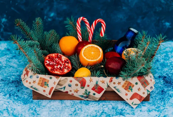 Noel ahşap kutusunda meyveler ve şekerler, yeni yıl kutlaması konsepti