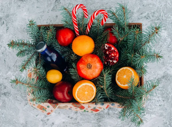 Composição Natal Uma Cesta Madeira Com Frutas Pirulitos Uma Árvore — Fotografia de Stock