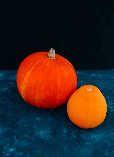 Dos Calabazas Sobre Fondo Azul Halloween Concepto Vacaciones — Foto de Stock