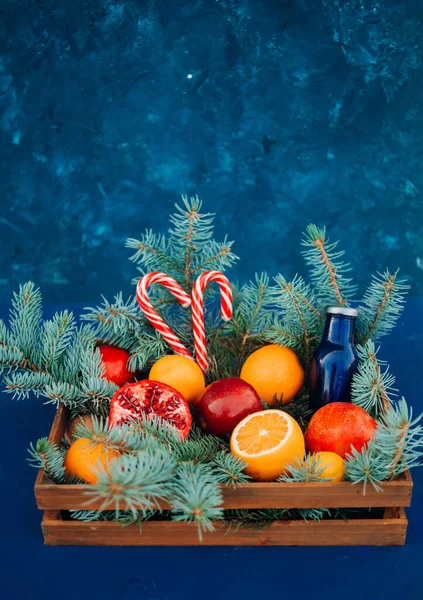 Composição Natal Uma Cesta Madeira Com Frutas Pirulitos Uma Árvore — Fotografia de Stock