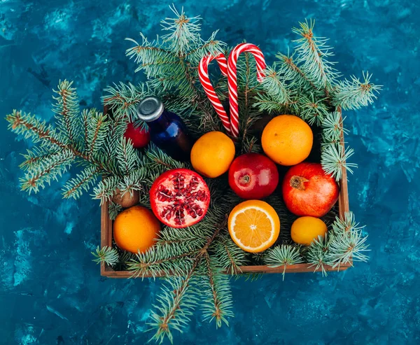 Composição Natal Uma Cesta Madeira Com Frutas Pirulitos Uma Árvore — Fotografia de Stock