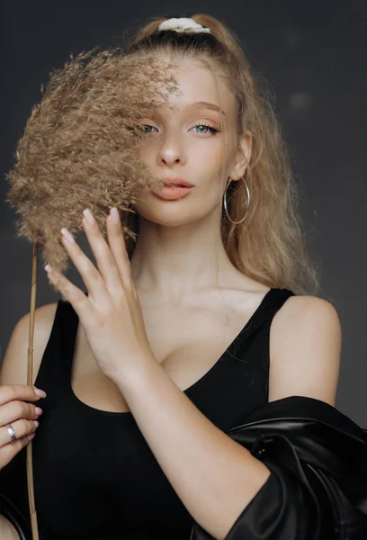 Porträt Eines Blonden Mädchens Atelier Mit Trockenem Schilf Sie Versteckt — Stockfoto
