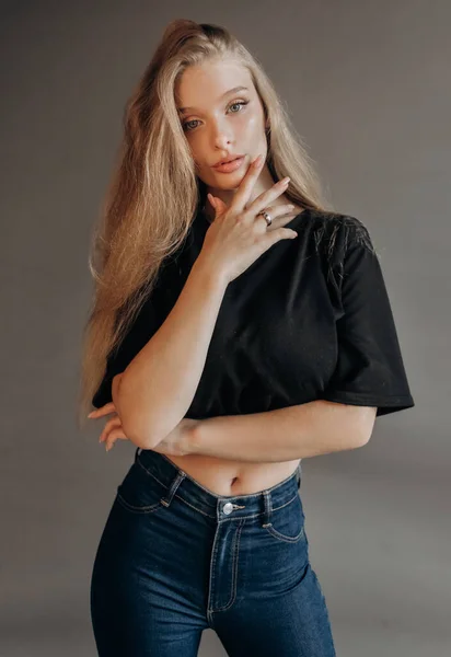 Bella Ragazza Con Capelli Biondi Vestita Con Top Corto Jeans — Foto Stock