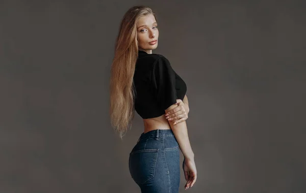 Sladká Dívka Blond Vlasy Oblečené Krátkém Top Džíny Pózující Studiu — Stock fotografie