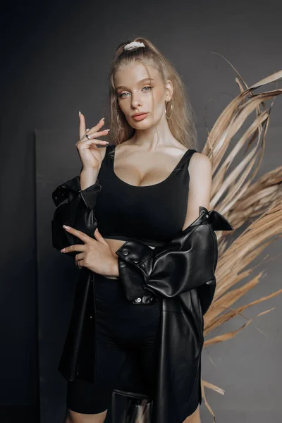 Stylový Model Blond Vlasy Oblečený Černé Módní Oblek Pózuje Šedém — Stock fotografie